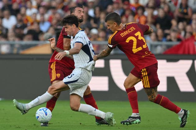 SOCCER - Serie A - AS Roma vs. Inter - FC Internazionale Photo by IPA ABACAPRESS.COM88719310 - Alessandro Bastoni of Inter under pressure from Gianluca Mancini of Roma during the Serie A Enilive soccer match between Roma and Inter at the Olimpico Stadium on September 19, 2026, in Rome, Lazio. During the AS Roma vs. Inter - FC Internazionale Italian Serie A soccer match in Rome, Italy, on September 19, 2026 Rome Italy  Copyright: xIPAxSport ABACAx
