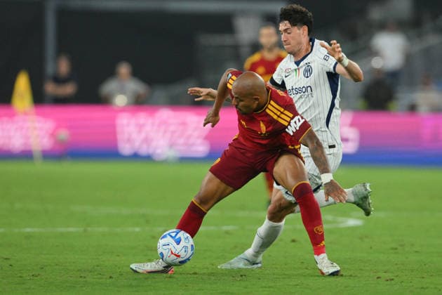 SOCCER - Serie A - AS Roma vs. Inter - FC Internazionale Photo by IPA ABACAPRESS.COM88721301 - Donyell Malen of Roma under pressure from Alessandro Bastoni of Inter during the Serie A Enilive soccer match between Roma and Inter at the Olimpico Stadium on September 19, 2026, in Rome, Lazio. During the AS Roma vs. Inter - FC Internazionale Italian Serie A soccer match in Rome, Italy, on September 19, 2026 Rome Italy  Copyright: xIPAxSport ABACAx
