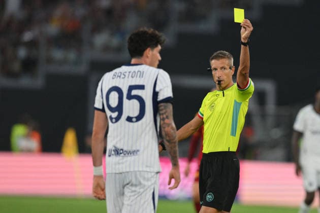 SOCCER - Serie A - AS Roma vs. Inter - FC Internazionale Photo by IPA ABACAPRESS.COM88721464 - Davide Massa shows a yellow card to Alessandro Bastoni of Inter during the Serie A Enilive soccer match between Roma and Inter at the Olimpico Stadium on September 19, 2026, in Rome, Lazio. during the AS Roma vs. Inter - FC Internazionale Serie A soccer match in Rome, Italy, on September 19, 2026 Rome Italy  Copyright: xIPAxSport ABACAx