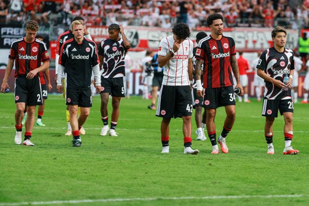 Fußball 1. Bundesliga - Eintracht Frankfurt - SC Freiburg am 19.09.2026 im Deutsche Bank Park in Frankfurt Enttäuschte Frankfurter, hier Elias Baum (Frankfurt 2) , Jonathan Jonny Burkardt (Frankfurt 9) , Can Uzun (Frankfurt 42) , Nnamdi Collins (Frankfurt 34) , Ritsu Doan (Frankfurt 20) ,