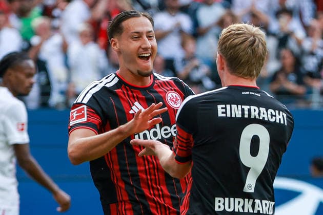 Fußball 1. Bundesliga - Eintracht Frankfurt - SC Freiburg am 19.09.2026 im Deutsche Bank Park in Frankfurt Jubel, Torjubel, Torschuetze, Torschütze Younes Ebnoutalib (Frankfurt 11) jubelt nach seinem Tor zum 1 zu 0 mit Jonathan Jonny Burkardt (Frankfurt 9)