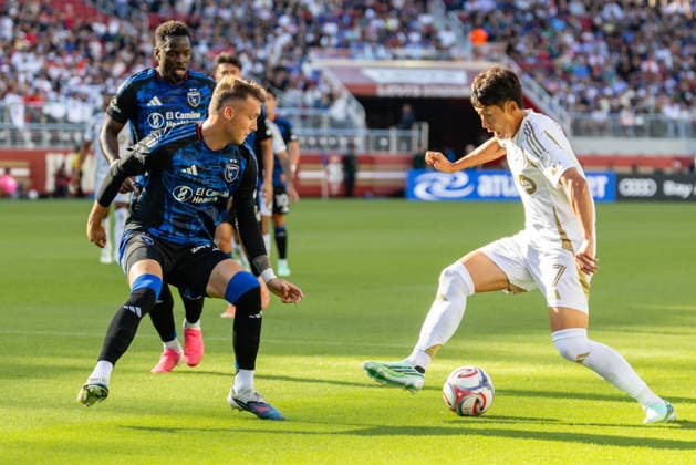 SANTA CLARA, CA - SEPTEMBER 19: Son Heung-Min 7 of the Los Angeles Football Club controls the ball against Benjamin Kikanovic 28 of the San Jose Earthquakes during an MLS, Fussball Herren, USA match on September 19, 2026 at Levi s Stadium in Santa Clara, CA. (Photo by Matthew Huang Icon Sportswire) SOCCER: SEP 19 MLS San Jose Earthquakes vs Los Angeles Football Club EDITORIAL USE ONLY Icon260919001