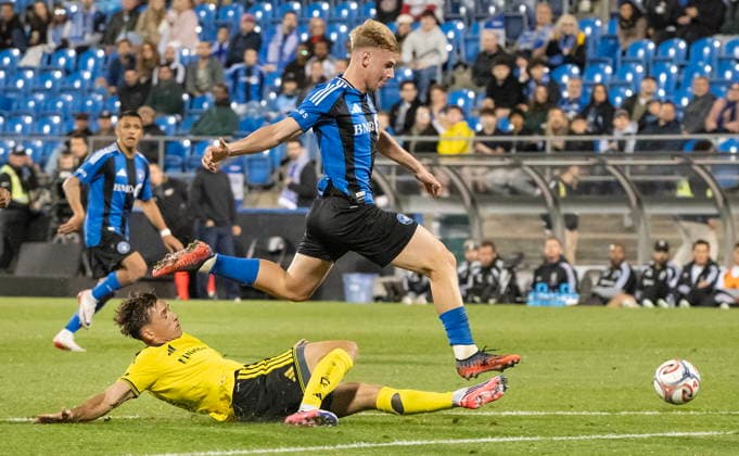 September 19, 2026, Montreal, Qc, Canada: CF Montreal s Hennadiy Synchuk (top) chases the ball against the Columbus Crew during first half MLS, Fussball Herren, USA soccer action in Montreal on Saturday Sept. 19, 2026. Hennadiy Synchuk  - ZUMAc35_ 20260919_zaf_c35_197 Copyright: xPeterxMccabex