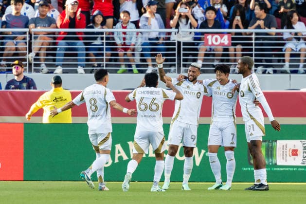 SANTA CLARA, CA - SEPTEMBER 19: Denis Bouanga 99 of the Los Angeles Football Club celebrates a goal with teammates in the second half of an MLS, Fussball Herren, USA match against the San Jose Earthquakes on September 19, 2026 at Levi s Stadium in Santa Clara, CA. (Photo by Matthew Huang Icon Sportswire) SOCCER: SEP 19 MLS San Jose Earthquakes vs Los Angeles Football Club EDITORIAL USE ONLY Icon260919018
