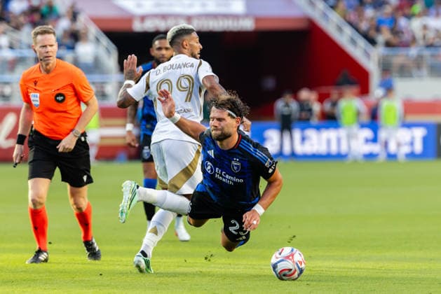 SANTA CLARA, CA - SEPTEMBER 19: Eduard Lowen 23 of the San Jose Earthquakes falls to the ground after contact with Denis Bouanga 99 of the Los Angeles Football Club during an MLS, Fussball Herren, USA match on September 19, 2026 at Levi s Stadium in Santa Clara, CA. (Photo by Matthew Huang Icon Sportswire) SOCCER: SEP 19 MLS San Jose Earthquakes vs Los Angeles Football Club EDITORIAL USE ONLY Icon260919021
