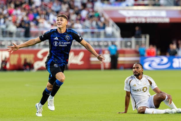 SANTA CLARA, CA - SEPTEMBER 19: Reid Roberts 18 of the San Jose Earthquakes celebrates a goal in stoppage time of an MLS, Fussball Herren, USA match against the Los Angeles Football Club on September 19, 2026 at Levi s Stadium in Santa Clara, CA. (Photo by Matthew Huang Icon Sportswire) SOCCER: SEP 19 MLS San Jose Earthquakes vs Los Angeles Football Club EDITORIAL USE ONLY Icon260919026