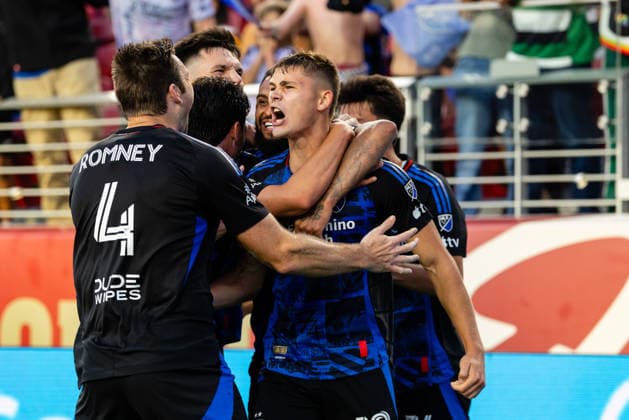 SANTA CLARA, CA - SEPTEMBER 19: Reid Roberts 18 of the San Jose Earthquakes celebrates a goal with teammates in stoppage time of an MLS, Fussball Herren, USA match against the Los Angeles Football Club on September 19, 2026 at Levi s Stadium in Santa Clara, CA. (Photo by Matthew Huang Icon Sportswire) SOCCER: SEP 19 MLS San Jose Earthquakes vs Los Angeles Football Club EDITORIAL USE ONLY Icon260919033