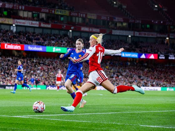 September 19, 2026, London, England, United Kingdom: CHLOE KELLY of Arsenal takes a shot on goal during the Barclays Women s Super League match between Arsenal Women and Manchester United, ManU Women at Emirates Stadium in London. London United Kingdom - ZUMAf190 20260919_zip_f190_005 Copyright: xNinaxFarooqix