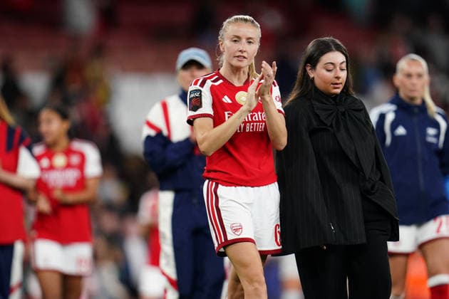 Women s Super League: Arsenal v Manchester United, ManU Leah Williamson of Arsenal applauds home support at full time during the Women s Super League match Arsenal vs Manchester United at Emirates, London, United Kingdom on 19 September 2026 (Photo by Harvey Murphy News Images) London Emirates Greater London United Kingdom Copyright: xHarveyxMurphy NewsxImagesx