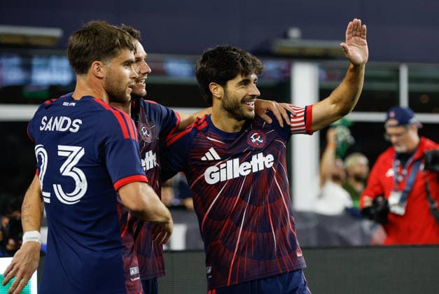 FOXBOROUGH, MA - SEPTEMBER 19: Carles Gil 10 of the New England Revolution celebrates his scored goal with teammates during a MLS, Fussball Herren, USA match between the New England Revolution and Orlando City SC on September 19, 2026, at Gillette Stadium in Foxborough, Massachusetts. (Photo by M. Anthony Nesmith Icon Sportswire) SOCCER: SEP 19 MLS New England Revolution vs Orlando City EDITORIAL USE ONLY Icon26091903