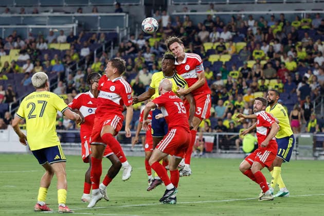 NASHVILLE, TN - SEPTEMBER 19: Chicago Fire FC defender Jack Elliott (3) goes up for a header in a crowd off a Nashville SC corner kick during a match between Nashville SC and Chicago Fire FC, September 19, 2026 at GEODIS Park in Nashville, Tennessee. (Photo by Matthew Maxey Icon Sportswire) SOCCER: SEP 19 MLS, Fussball Herren, USA Nashville SC vs Chicago Fire FC EDITORIAL USE ONLY Icon260919006