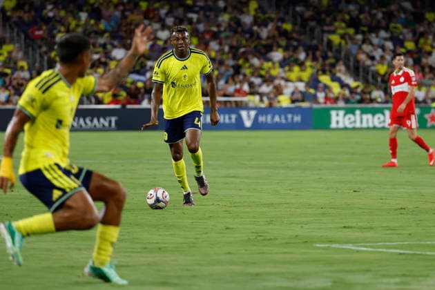 NASHVILLE, TN - SEPTEMBER 19: Nashville SC defender Jeisson Palacios (4) looks to make a pass to Nashville SC forward Cristian Espinoza (7) during a match between Nashville SC and Chicago Fire FC, September 19, 2026 at GEODIS Park in Nashville, Tennessee. (Photo by Matthew Maxey Icon Sportswire) SOCCER: SEP 19 MLS, Fussball Herren, USA Nashville SC vs Chicago Fire FC EDITORIAL USE ONLY Icon260919008