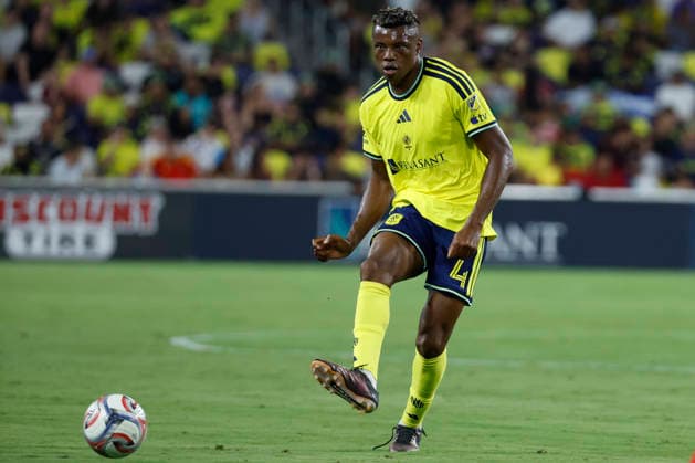 NASHVILLE, TN - SEPTEMBER 19: Nashville SC defender Jeisson Palacios (4) makes a pass during a match between Nashville SC and Chicago Fire FC, September 19, 2026 at GEODIS Park in Nashville, Tennessee. (Photo by Matthew Maxey Icon Sportswire) SOCCER: SEP 19 MLS, Fussball Herren, USA Nashville SC vs Chicago Fire FC EDITORIAL USE ONLY Icon260919010