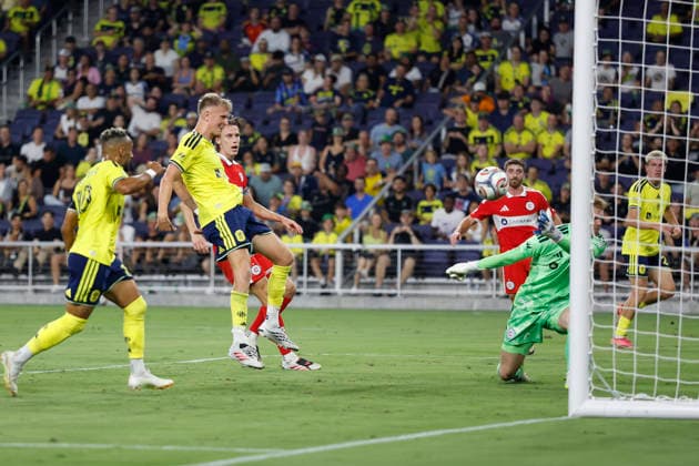 NASHVILLE, TN - SEPTEMBER 19: Nashville SC forward Sam Surridge (9) scores a first half goal past Chicago Fire FC goalkeeper Chris Brady (1) during a match between Nashville SC and Chicago Fire FC, September 19, 2026 at GEODIS Park in Nashville, Tennessee. (Photo by Matthew Maxey Icon Sportswire) SOCCER: SEP 19 MLS, Fussball Herren, USA Nashville SC vs Chicago Fire FC EDITORIAL USE ONLY Icon260919011