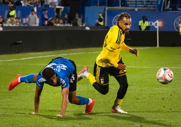 September 19, 2026, Montreal, Qc, Canada: Columbus Crew s Mohamed Farsi (23) brings the ball around CF Montreal s Noah Streit (23) during second half MLS, Fussball Herren, USA soccer action in Montreal on Saturday, Sept. 19, 2026. Mohamed Farsi , Noah Streit  - ZUMAc35_ 20260919_zaf_c35_218 Copyright: xPeterxMccabex