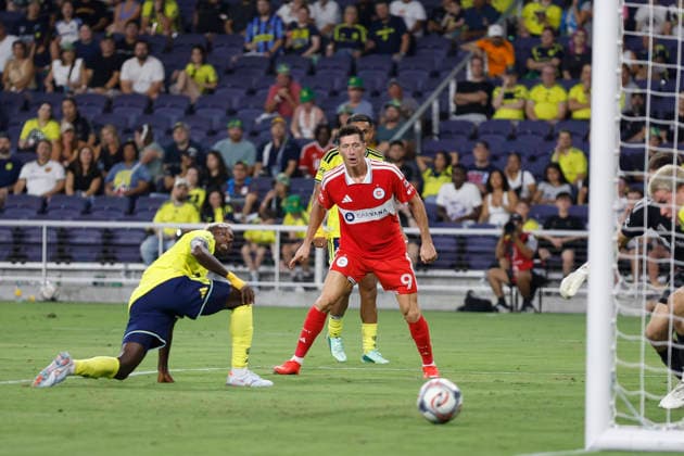 NASHVILLE, TN - SEPTEMBER 19: Chicago Fire FC forward Robert Lewandowski (9) watches his shot attempt go wide of the goal during a match between Nashville SC and Chicago Fire FC, September 19, 2026 at GEODIS Park in Nashville, Tennessee. (Photo by Matthew Maxey Icon Sportswire) SOCCER: SEP 19 MLS, Fussball Herren, USA Nashville SC vs Chicago Fire FC EDITORIAL USE ONLY Icon260919012