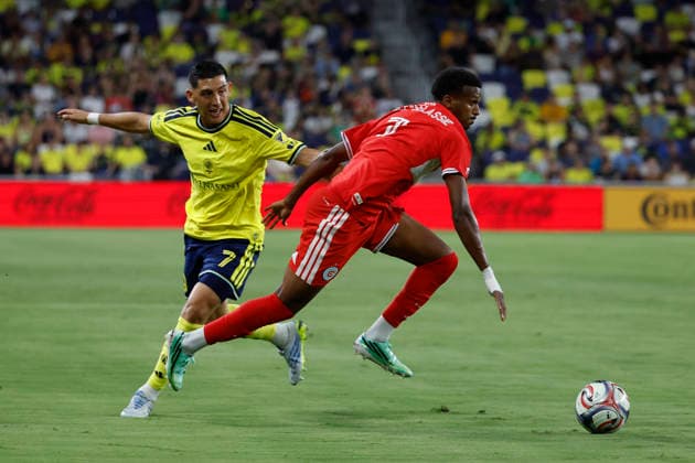 NASHVILLE, TN - SEPTEMBER 19: Chicago Fire FC forward Maren Haile-Selassie (7) makes a move in front of Nashville SC forward Cristian Espinoza (7) during a match between Nashville SC and Chicago Fire FC, September 19, 2026 at GEODIS Park in Nashville, Tennessee. (Photo by Matthew Maxey Icon Sportswire) SOCCER: SEP 19 MLS, Fussball Herren, USA Nashville SC vs Chicago Fire FC EDITORIAL USE ONLY Icon260919015