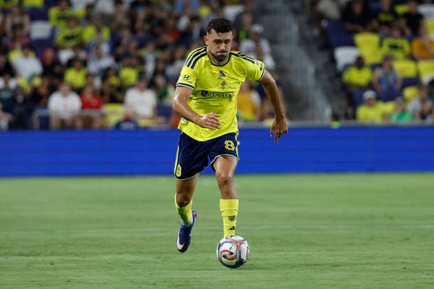 NASHVILLE, TN - SEPTEMBER 19: Nashville SC midfielder Patrick Yazbek (8) dribbles down the field during a match between Nashville SC and Chicago Fire FC, September 19, 2026 at GEODIS Park in Nashville, Tennessee. (Photo by Matthew Maxey Icon Sportswire) SOCCER: SEP 19 MLS, Fussball Herren, USA Nashville SC vs Chicago Fire FC EDITORIAL USE ONLY Icon260919017