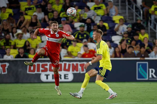 NASHVILLE, TN - SEPTEMBER 19: Chicago Fire FC defender Jonathan Dean (24) goes up for a header in front of Nashville SC forward Sam Surridge (9) during a match between Nashville SC and Chicago Fire FC, September 19, 2026 at GEODIS Park in Nashville, Tennessee. (Photo by Matthew Maxey Icon Sportswire) SOCCER: SEP 19 MLS, Fussball Herren, USA Nashville SC vs Chicago Fire FC EDITORIAL USE ONLY Icon260919019