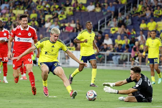 NASHVILLE, TN - SEPTEMBER 19: Nashville SC goalkeeper Brian Schwake (99) slides in to make a save on a ball in the second half of a match between Nashville SC and Chicago Fire FC, September 19, 2026 at GEODIS Park in Nashville, Tennessee. (Photo by Matthew Maxey Icon Sportswire) SOCCER: SEP 19 MLS, Fussball Herren, USA Nashville SC vs Chicago Fire FC EDITORIAL USE ONLY Icon260919025