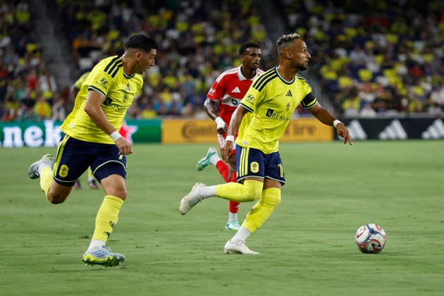 NASHVILLE, TN - SEPTEMBER 19: Nashville SC forward Hany Mukhtar (10) and Nashville SC forward Cristian Espinoza (7) work the ball downfield during a match between Nashville SC and Chicago Fire FC, September 19, 2026 at GEODIS Park in Nashville, Tennessee. (Photo by Matthew Maxey Icon Sportswire) SOCCER: SEP 19 MLS, Fussball Herren, USA Nashville SC vs Chicago Fire FC EDITORIAL USE ONLY Icon260919028