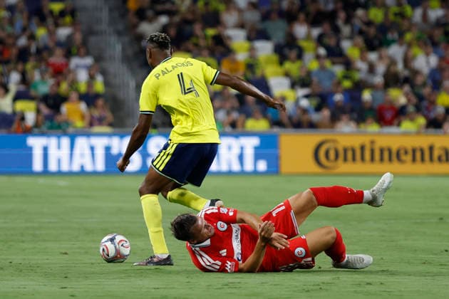 NASHVILLE, TN - SEPTEMBER 19: Nashville SC defender Jeisson Palacios (4) wins a ball from Chicago Fire FC forward Philip Zinckernagel (11) during a match between Nashville SC and Chicago Fire FC, September 19, 2026 at GEODIS Park in Nashville, Tennessee. (Photo by Matthew Maxey Icon Sportswire) SOCCER: SEP 19 MLS, Fussball Herren, USA Nashville SC vs Chicago Fire FC EDITORIAL USE ONLY Icon260919031