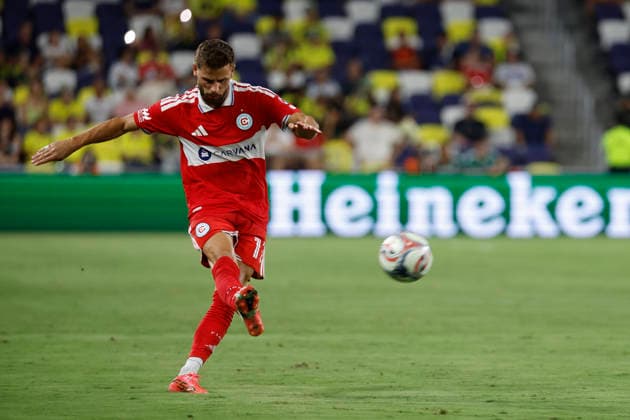 NASHVILLE, TN - SEPTEMBER 19: Chicago Fire FC forward Philip Zinckernagel (11) takes a free kick during a match between Nashville SC and Chicago Fire FC, September 19, 2026 at GEODIS Park in Nashville, Tennessee. (Photo by Matthew Maxey Icon Sportswire) SOCCER: SEP 19 MLS, Fussball Herren, USA Nashville SC vs Chicago Fire FC EDITORIAL USE ONLY Icon260919029