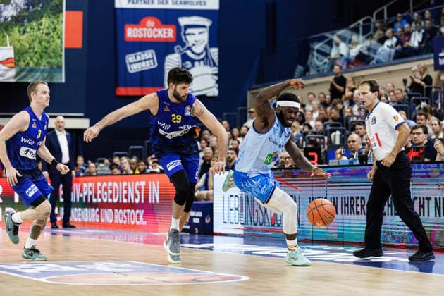 TJ Crockett Jr. (ROSTOCK SEAWOLVES, 00), Patricio Garino Gullotta (PHOENIX HAGEN, 29), Adam Kunkel (PHOENIX HAGEN, 03) Rostock Seawolves vs. Phoenix Hagen, Basketball, BBL 2026 2027 easyCredit Basketball Bundesliga, 1. Spieltag, Spielzeit 2026 2027, 19.09.2026 Rostock Seawolves vs. Phoenix Hagen, Basketball, BBL 2026 2027 easyCredit Basketball Bundesliga, 1. Spieltag, Spielzeit 2026 2027, 19.09.2026 Groter Pohl Copyright: xEibner-Pressefoto DenverxEhrlichx EP_DEH