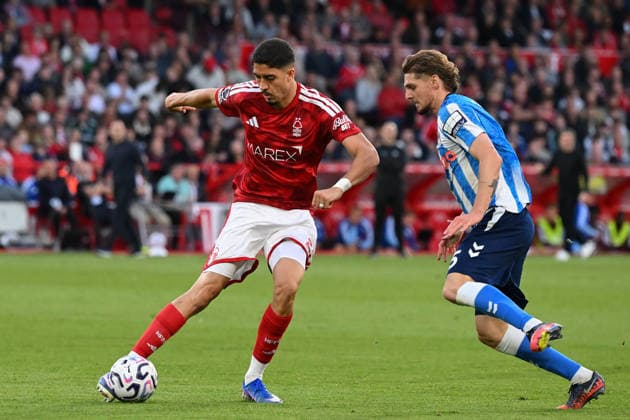 Nottingham Forest FC v Coventry City - Premier League 2026 27 Jair Cunha of Nottingham Forest is under pressure from Jack Rudoni of Coventry City during the Premier League match between Nottingham Forest and Coventry City at the City Ground in Nottingham, on September 19, 2026. Nottingham Nottinghamshire United Kingdom  Copyright: xMIxNewsx originalFilename:fletcher-nottingh260919_npatU.jpg