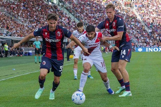 Bologna FC v Torino FC - Serie A 2026 27 Giovanni Pablo Simeone Baldini Simeone of Torino FC battles for the ball with Juan Miranda and Torbjorn Lysaker Heggem of Bologna FC during the Bologna BFC vs Torino FC match, a Serie A Enilive 2026-27 game, at Renato Dall Ara stadium in Bologna, Italy, on September 19, 2026. Bologna Italy  Copyright: xDavidexCasentinix originalFilename:casentini-bolognab260919_npjMt.jpg