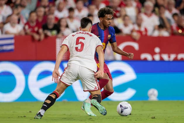 Sevilla FC v FC Barcelona, Barca - LaLiga EA Sports 2026 27 Lamine Yamal of FC Barcelona runs with the ball during the La Liga EA Sports match between Sevilla FC and FC Barcelona at Ramon Sanchez Pizjuan in Seville, Spain, on September 19, 2026. Seville Spain  Copyright: xJosexLuisxContrerasx originalFilename:joseluiscontreras-sevillaf260919_npBk9.jpg