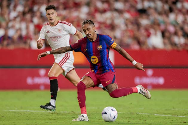 Sevilla FC v FC Barcelona, Barca - LaLiga EA Sports 2026 27 Raphinha Dias Belloli of FC Barcelona hits the ball during the La Liga EA Sports match between Sevilla FC and FC Barcelona at Ramon Sanchez Pizjuan in Seville, Spain, on September 19, 2026. Seville Spain  Copyright: xJosexLuisxContrerasx originalFilename:joseluiscontreras-sevillaf260919_npjH4.jpg