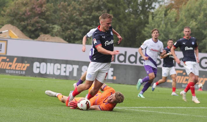 Jonas Krumrey (VfL Osnabrueck) foult Gyan Gavin de Regt (Holstein Kiel)Elfmeter Fussball, Herren, Saison 2026 2027, 2.BL, Holstein Stadion, Holstein Kiel gegen VfL Osnabrueck DFL REGULATIONS PROHIBIT ANY USE OF PHOTOGRAPHS AS IMAGE SEQUENCES AND OR QUASI-VIDEO.