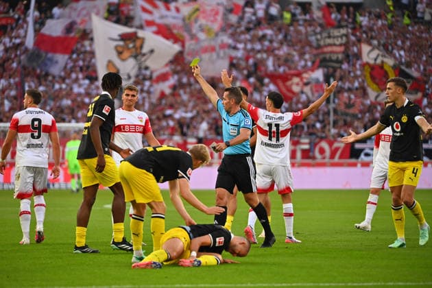 Schiedsrichter Tobias STIELER zeigt Ermedin DEMIROVIC (VFB Stuttgart) die Gelbe Karte nach Foul an Waldemar ANTON (Borussia Dortmund). Fussball 1. Bundesliga Saison 2026 2027, 4.Spieltag, Spieltag04, VfB Stuttgart - Borussia Dortmund 0-1 am 19.09.2026 , MHP ARENA