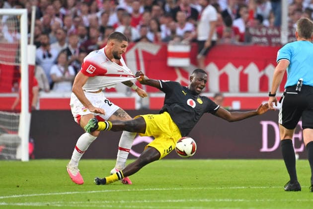 Jeff CHABOT (VFB Stuttgart), Aktion,Zweikampf gegen Serhou GUIRASSY (DO). Fussball 1. Bundesliga Saison 2026 2027, 4.Spieltag, Spieltag04, VfB Stuttgart - Borussia Dortmund 0-1 am 19.09.2026 , MHP ARENA