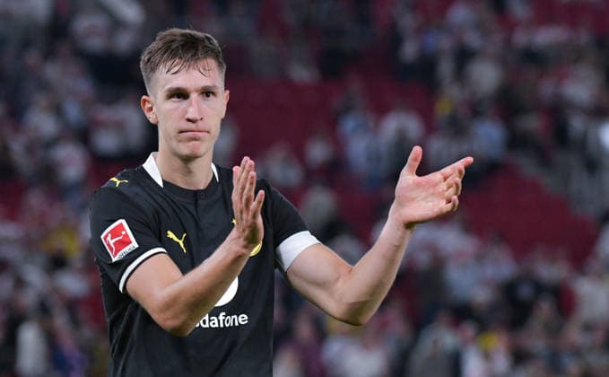 19.09.2026, xblx, Fussball 1.Bundesliga, VfB Stuttgart - Borussia Dortmund v.l. Nico Schlotterbeck (Borussia Dortmund), feiert feiern den Sieg mit den Fans (DFL DFB REGULATIONS PROHIBIT ANY USE OF PHOTOGRAPHS as IMAGE SEQUENCES and or QUASI-VIDEO) Stuttgart