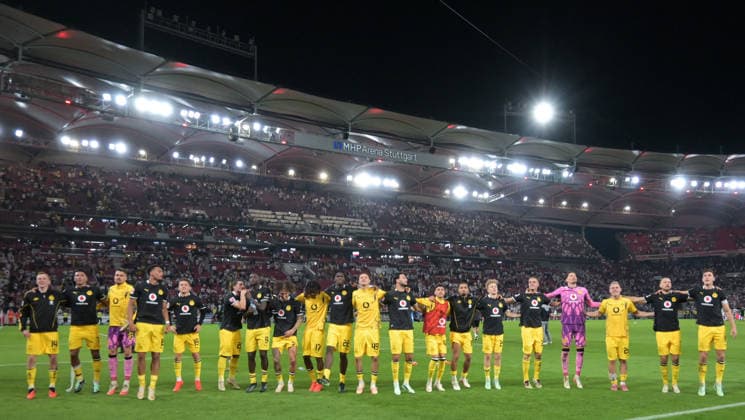 19.09.2026, xblx, Fussball 1.Bundesliga, VfB Stuttgart - Borussia Dortmund v.l. Dortmund feiert feiern den Sieg mit den Fans (DFL DFB REGULATIONS PROHIBIT ANY USE OF PHOTOGRAPHS as IMAGE SEQUENCES and or QUASI-VIDEO) Stuttgart