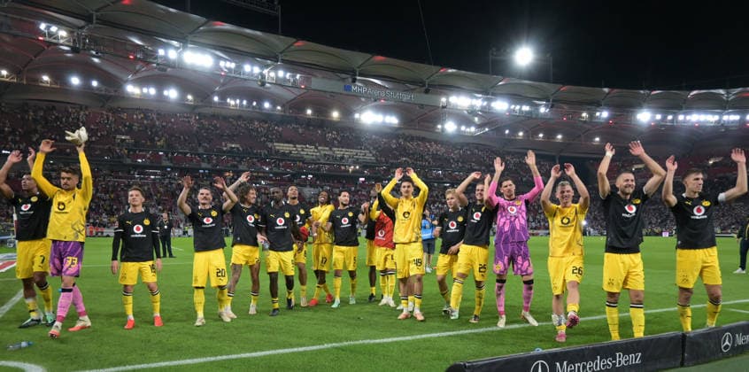 19.09.2026, xblx, Fussball 1.Bundesliga, VfB Stuttgart - Borussia Dortmund v.l. Dortmund feiert feiern den Sieg mit den Fans (DFL DFB REGULATIONS PROHIBIT ANY USE OF PHOTOGRAPHS as IMAGE SEQUENCES and or QUASI-VIDEO) Stuttgart
