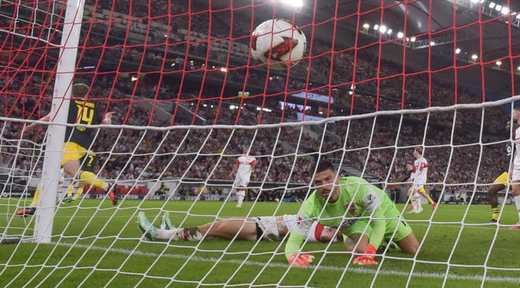 19.09.2026, xblx, Fussball 1.Bundesliga, VfB Stuttgart - Borussia Dortmund v.l. Fabian Bredlow (VfB Stuttgart), enttäuscht, enttaeuscht schauend, dissapointed, Enttäuschung, Enttaeuschung , nach dem Tor zum 0:1 durch Maximilian Beier (Borussia Dortmund) (DFL DFB REGULATIONS PROHIBIT ANY USE OF PHOTOGRAPHS as IMAGE SEQUENCES and or QUASI-VIDEO) Stuttgart