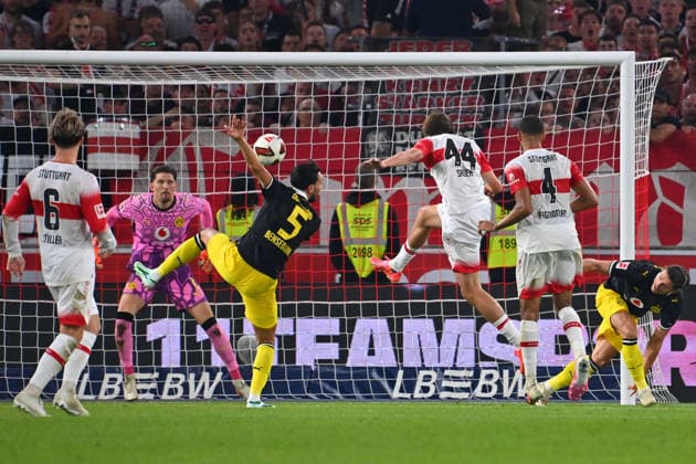 Torchance Leo SAUER (VFB Stuttgart), Aktion,Zweikampf gegen Ramy BENSEBAINI (Borussia Dortmund),Kopfball.Strafraumszene. Fussball 1. Bundesliga Saison 2026 2027, 4.Spieltag, Spieltag04, VfB Stuttgart - Borussia Dortmund 0-1 am 19.09.2026 , MHP ARENA
