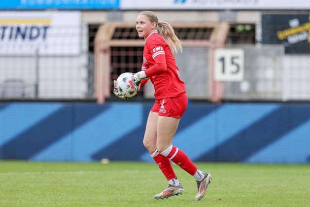 Carla Steenken (Torhüterin, Torhüter, SV Meppen, 30) am Ball, Freisteller, Einzelbild, Ganzkörper, Aktion, Action, Spielszene, DIE DFB-RICHTLINIEN UNTERSAGEN JEGLICHE NUTZUNG VON FOTOS ALS SEQUENZBILDER UND ODER VIDEOÄHNLICHE FOTOSTRECKEN. DFB REGULATIONS PROHIBIT ANY USE OF PHOTOGRAPHS AS IMAGE SEQUENCES AND OR QUASI-VIDEO., 20.09.2026, Meppen (Deutschland), Fussball, 2. Frauen-Bundesliga, SV Meppen - SC Sand
