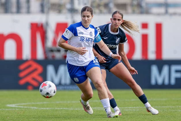 v.li.: Anouk Blaschka (SV Meppen, 10) und Athanasia Tsaroucha (SC Sand, 5) im Zweikampf, Duell, Dynamik, Aktion, Action, Spielszene, DIE DFB-RICHTLINIEN UNTERSAGEN JEGLICHE NUTZUNG VON FOTOS ALS SEQUENZBILDER UND ODER VIDEOÄHNLICHE FOTOSTRECKEN. DFB REGULATIONS PROHIBIT ANY USE OF PHOTOGRAPHS AS IMAGE SEQUENCES AND OR QUASI-VIDEO., 20.09.2026, Meppen (Deutschland), Fussball, 2. Frauen-Bundesliga, SV Meppen - SC Sand