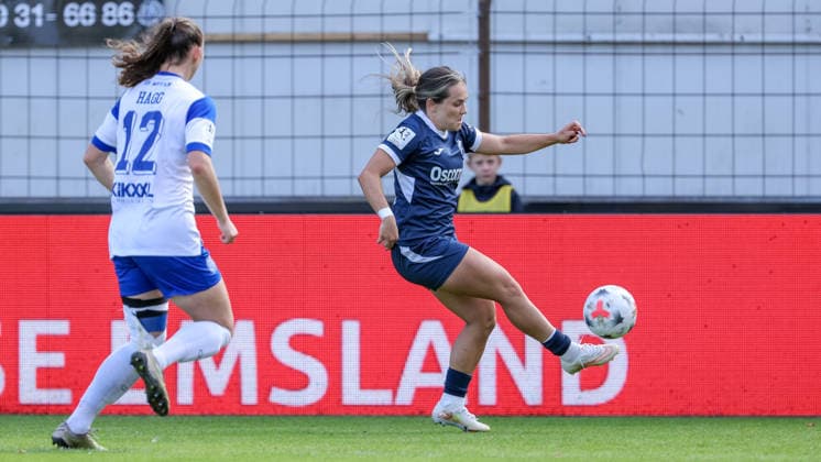 v.li.: Sarah Hagg (SV Meppen, 12) und Pija Reininger (SC Sand, 9) am Ball, Einzelbild, Ganzkörper, Aktion, Action, Spielszene, DIE DFB-RICHTLINIEN UNTERSAGEN JEGLICHE NUTZUNG VON FOTOS ALS SEQUENZBILDER UND ODER VIDEOÄHNLICHE FOTOSTRECKEN. DFB REGULATIONS PROHIBIT ANY USE OF PHOTOGRAPHS AS IMAGE SEQUENCES AND OR QUASI-VIDEO., 20.09.2026, Meppen (Deutschland), Fussball, 2. Frauen-Bundesliga, SV Meppen - SC Sand