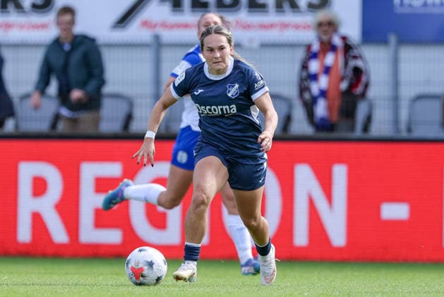 Pija Reininger (SC Sand, 9) am Ball, Einzelbild, Ganzkörper, Aktion, Action, Spielszene, DIE DFB-RICHTLINIEN UNTERSAGEN JEGLICHE NUTZUNG VON FOTOS ALS SEQUENZBILDER UND ODER VIDEOÄHNLICHE FOTOSTRECKEN. DFB REGULATIONS PROHIBIT ANY USE OF PHOTOGRAPHS AS IMAGE SEQUENCES AND OR QUASI-VIDEO., 20.09.2026, Meppen (Deutschland), Fussball, 2. Frauen-Bundesliga, SV Meppen - SC Sand