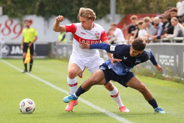 20.09.2026, Deutschland, Stuttgart, Fußball A-Junioren DFB Pokal Achtelfinale, Saison 2025 2026, Fußball VfB Stuttgart U19 vs. Hertha BSC U19, v.l. Felix Neunhoeffer (VfB), Mikail Karbuzoglu (Hertha)