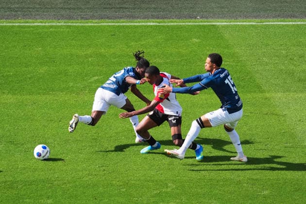 Eredivisie: Feyenoord Rotterdam v FC Utrecht Rotterdam - Arthur Zagre of FC Utrecht, Givairo Read, Adrian Blake of FC Utrecht during the seventh competition round of the 2026 2027 Eredivisie season. The match is set between Feyenoord Rotterdam and FC Utrecht at Stadion Feijenoord De Kuip on 20 September 2026 in Rotterdam, The Netherlands. Copyright: xTomxBodex