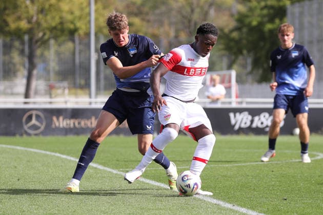 20.09.2026, Deutschland, Stuttgart, Fußball A-Junioren DFB Pokal Achtelfinale, Saison 2025 2026, Fußball VfB Stuttgart U19 vs. Hertha BSC U19, v.l. Emil Pfeifer, Idriss Kenmoe (VfB)
