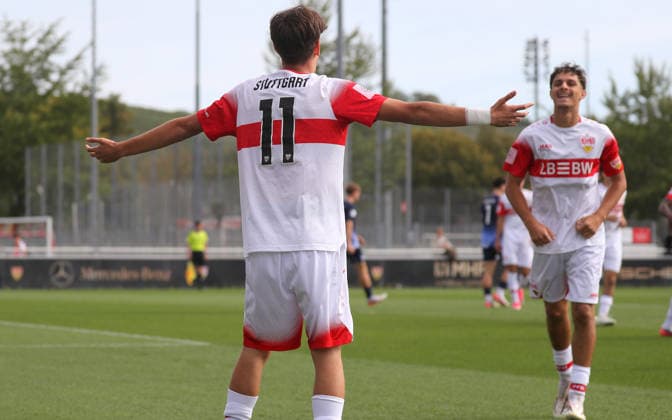 20.09.2026, Deutschland, Stuttgart, Fußball A-Junioren DFB Pokal Achtelfinale, Saison 2025 2026, Fußball VfB Stuttgart U19 vs. Hertha BSC U19, v.l. Karangelis, Di Benedetto (VfB), Jubel