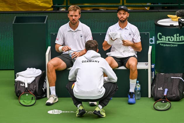 Kevin Krawietz GER Tim Pütz Puetz GER vor ihnen kniend Bundestrainer Michael Kohlmann 20.09.2026 ¢ Tennis ¢ Davis Cup Qualifiers 2. Runde ¢ Deutschland vs Kroatien , heristo-arena, Halle (Westfalen), NRW Germany
