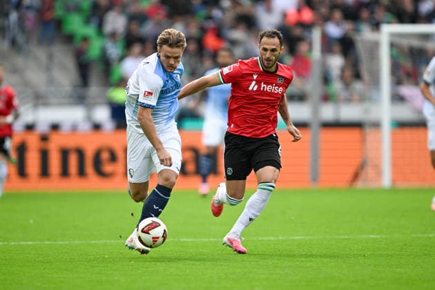 2. Bundesliga - Hannover 96 - VfL Bochum am 20.09.2026 in der HDI Arena in Hannover Christian Rasmussen (Bochum) im Zweikampf gegen Mustapha Bundu (Hannover)
